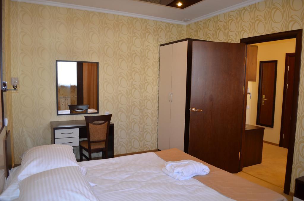 Mereke Hotel Ustʼ-Kamenogorsk Стая снимка